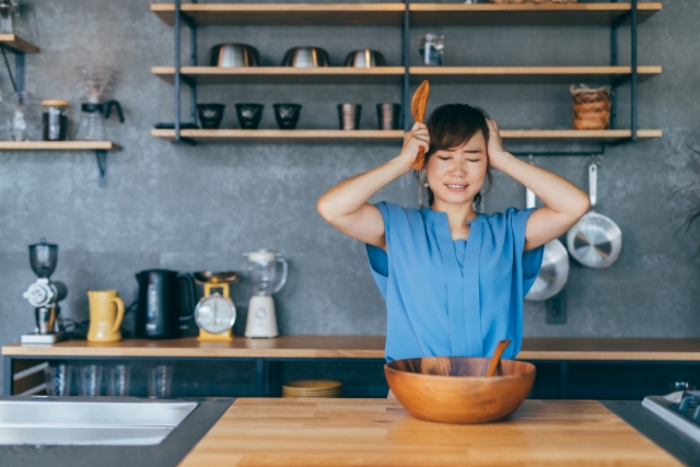 料理作りに疲れている女性