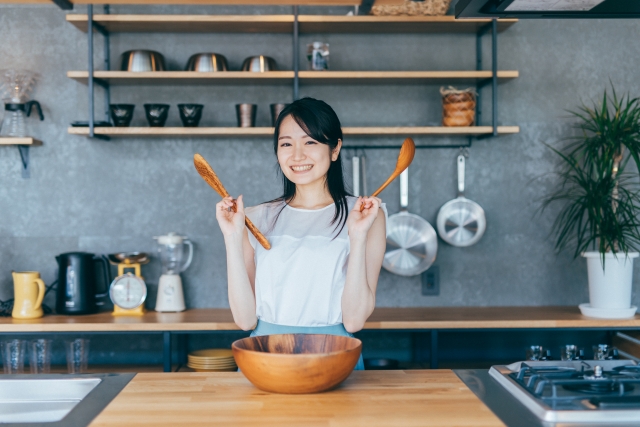 楽しそうに料理をする女性