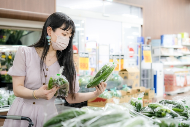 食材を選ぶ女性